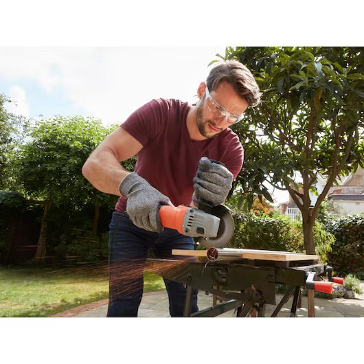 BLACK+DECKER Mini Amoladora Angular, Diámetro de Disco 115 mm, Potencia 710W BEG010-QS - Imagen 4