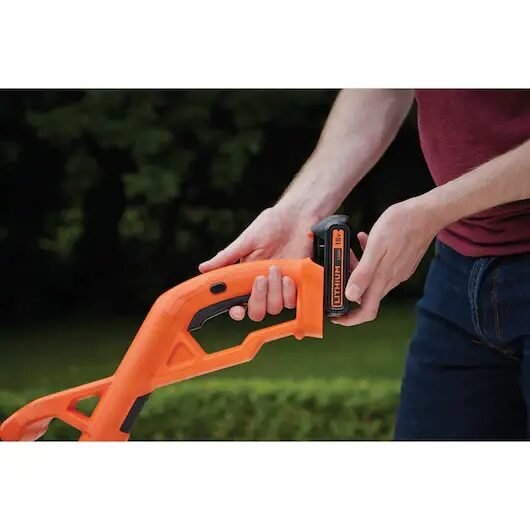 BLACK+DECKER Cortabordes y desbrozadora 18V, ancho de corte 25 cm, batería 2Ah ST182320-QW - Imagen 8