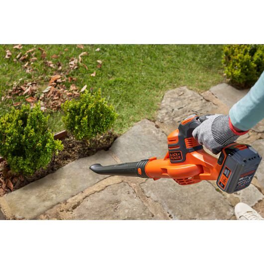 BLACK+DECKER Soplador PowerCommand 18V, batería de litio 2.0Ah, 2 velocidades, flujo de aire óptimo, velocidad de 209 km/h, autonomía 27 min, incluye batería de 2Ah y cargador, GWC1820PC-QW - Imagen 7