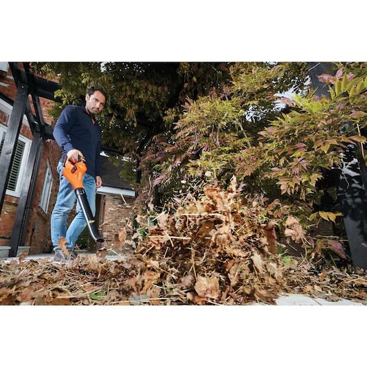 BLACK+DECKER Soplador PowerCommand 18V, batería de litio 2.0Ah, 2 velocidades, flujo de aire óptimo, velocidad de 209 km/h, autonomía 27 min, incluye batería de 2Ah y cargador, GWC1820PC-QW - Imagen 3